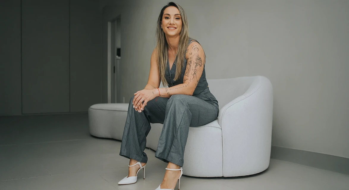 Dra. Thaís Fonseca em momento casual no consultório